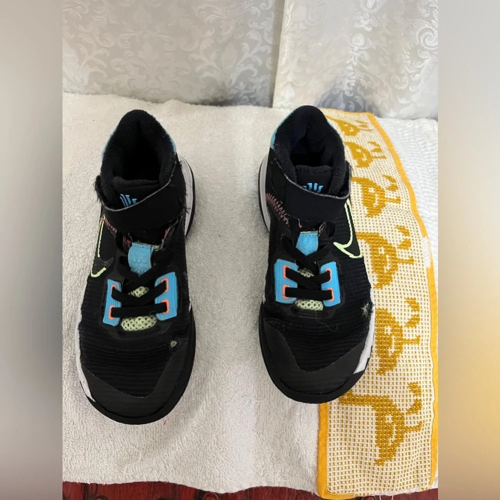 (46) Nike Kids Black and Blue Athletic Shoes 13C